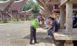 Selain Menjaga, Polisi Juga Bagikan Masker kepada Pengunjung Objek Wisata di Toraja Utara