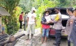 Polres Toraja Utara Melalui Polsek Sanggalangi Salurkan Bantuan kepada Korban Kebakaran Rumah di Sarira