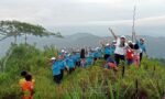 Promosi Wisata, Tim Penggerak PKK Lembang Palipu’ Senam Sajojo di Atas Puncak Gunung Kandora
