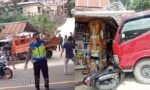Lupa Rem Tangan, Truk Seruduk Kios di Depan Polsek Makale