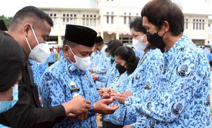 Bupati Toraja Utara Berikan Cincin kepada 16 ASN yang Memasuki Masa Purnabakti