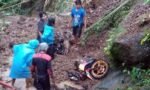 Longsor Timbun 2 Sepeda Motor dan Tutup Akses Jalan ke Objek Wisata Buntu Sopai