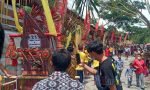 Tanda Persaudaraan, Warga Muslim Arak “Lettoan” Berisi Kambing di Acara Mangrara Gereja Katolik Rantetayo