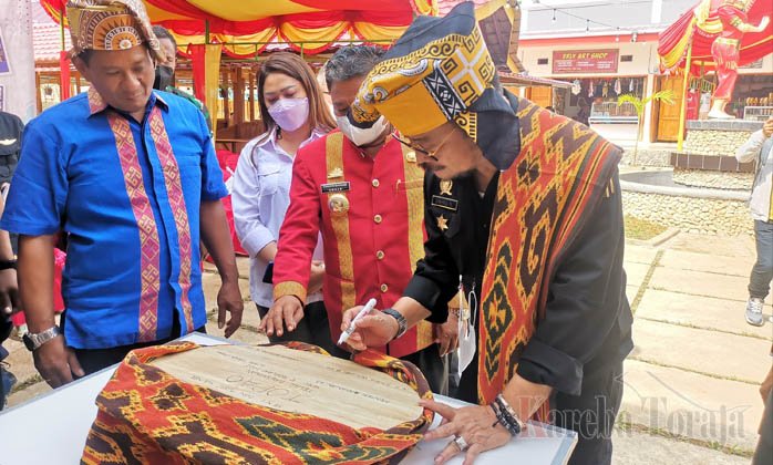 Pasar Seni dan Pusat Kuliner “To’Pao” Resmi Dibuka, Menteri Pertanian dan Bupati Toraja Utara Tandatangani Prasasti