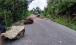 Batu Besar Lepas dari Gunung Timpa Rumah Warga, Seorang Anak Cedera