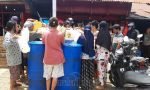 FOTO: Berburu Minyak Goreng Curah Rp 14 Ribu per Liter