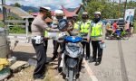 Ops Keselamatan 2022; Kasat Lantas Polres Tana Toraja Bagikan Helm Standar kepada Pengendara