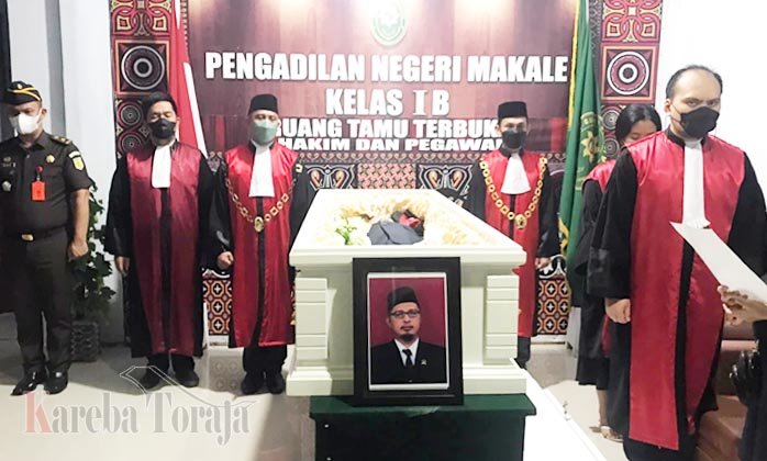 Usai Upacara Penghormatan, Jenazah Hakim PN Makale yang Meninggal Tiba-tiba di Kamarnya, Dikirim ke Palangkaraya