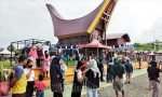 Baru Tiba, Patung Kerbau di Komplek Rumah Adat Arfak dan Toraja Ini Langsung Diserbu Warga untuk Berfoto