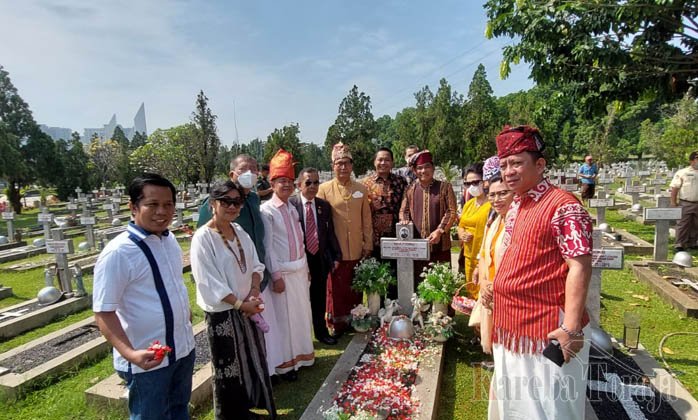 Peringati Hari Pahlawan Pongtiku, Pengurus PMTI Tabur Bunga di TMP Kalibata