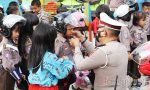 Bagi Helm kepada Anak TK, Cara Sat Lantas Polres Tana Toraja Tanamkan Tertib Lalu Lintas Sejak Dini