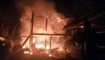 BREAKING NEWS: Dua Rumah Warga Terbakar di Mengkendek, Tana Toraja