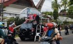 Tiang Listrik Timpa Mobil yang Sedang Melintas di Makale, Tana Toraja