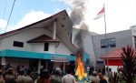 Negosiasi Buntu, Kursi dan Meja Dibakar, Rumah Bupati Didatangi