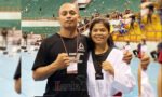 Asprianti Amba Datu, atlet atlet beladiri KickBoxing Indonesia pertama dari Tana Toraja yang masuk dalam Kontingen Sulawesi Selatan untuk PON XXI/Aceh-Sumut 2024 bersama Leader Forum Passemba Toraya, Indra Batara. (foto: dok. ist)
