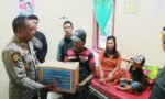 Dikunjungi Utusan Kapolres, Ibu yang Melahirkan di Jalan karena Terhalang Longsor Sudah Bisa Tersenyum