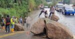 Polisi dan Dinas PUTR Evakuasi Batu Besar yang Halangi Jalan di Makale