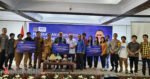 Anggota DPR RI Frederik Kalalembang Serahkan 38 Perangkat Internet untuk Tana Toraja