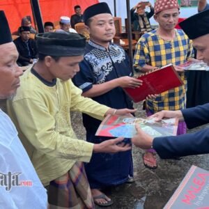 Pimpinan PT Malea Energi Victor Datuan Batara menyerahkan Bantuan dana kepada Masjid pada gelaran program rutin tahunan Safari Ramadan. (foto: dok. istimewa).