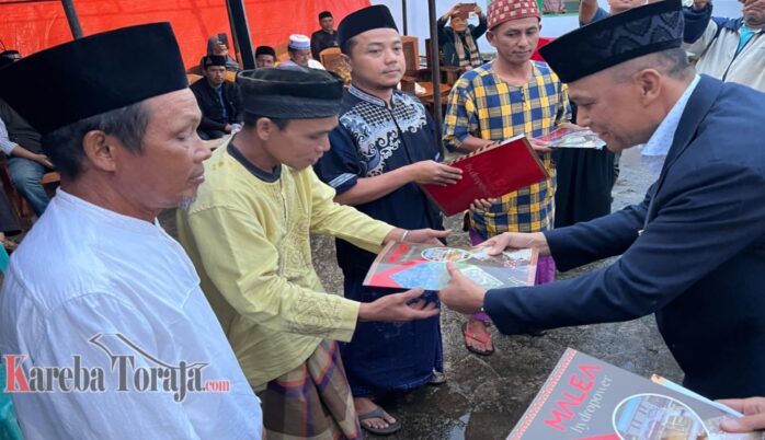 Pimpinan PT Malea Energi Victor Datuan Batara menyerahkan Bantuan dana kepada Masjid pada gelaran program rutin tahunan Safari Ramadan. (foto: dok. istimewa).