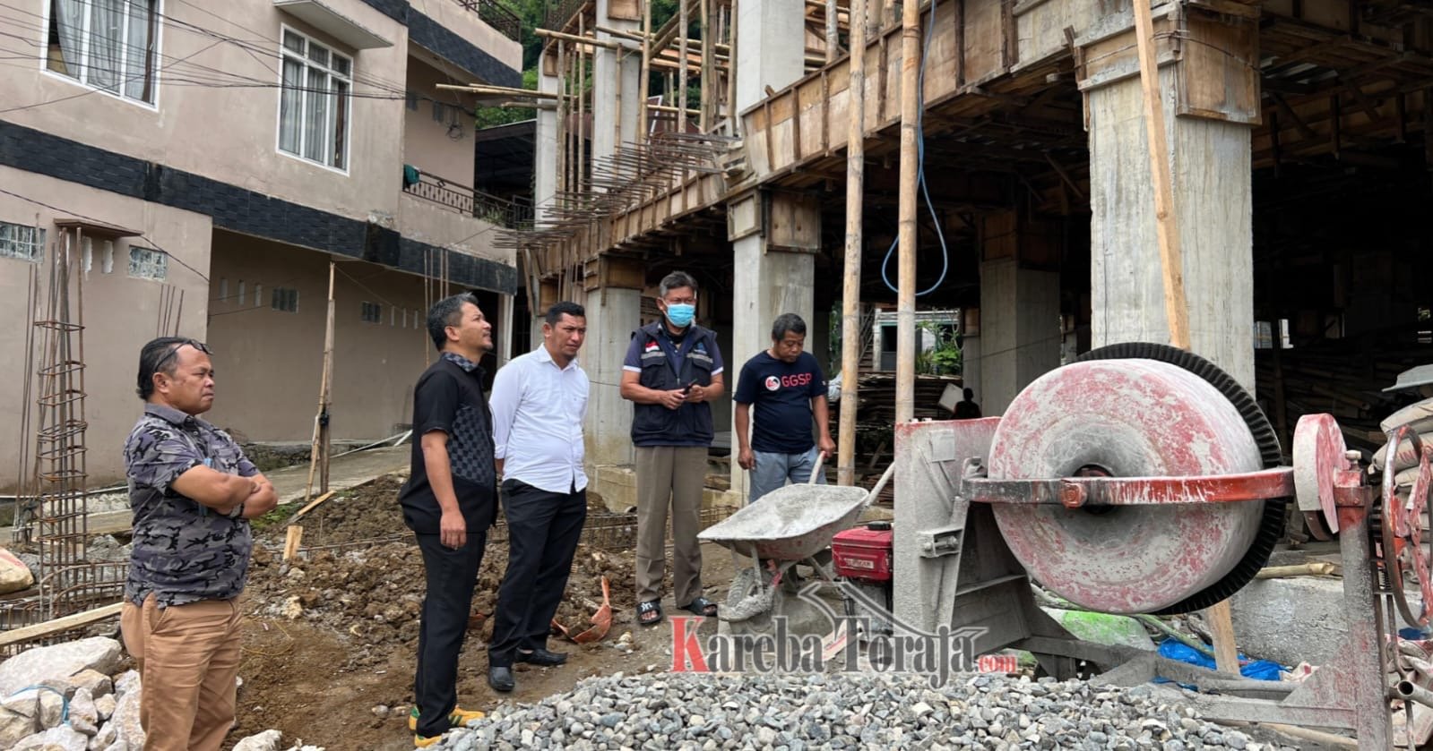 Anggota DPRD Randan Sampetoding Pantau Progres Pembangunan Masjid di Makale yang Dibantu Dana Hibah