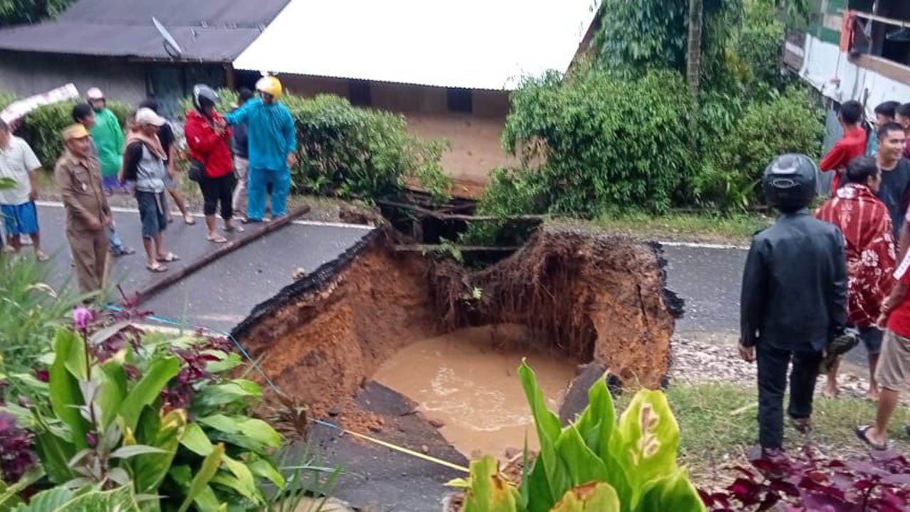 Longsor dan Amblas, Jalan Poros Rantepao-Buntao’-Luwu Terputus
