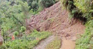 Longsor Kembali Tutup Jalan Penghubung Lembang Paliorong dan Kadundung Kecamatan Masanda