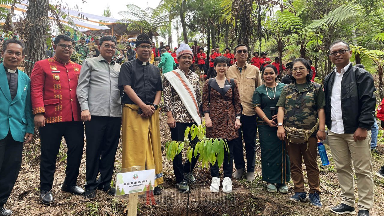 Menteri Kehutanan, Raja Juli Antoni Hadiri Festival Hutan Toraja di Nanggala