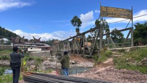 Jembatan Ne’ Gandeng; Dibangun Secara Swadaya oleh Keluarga, Kini Diperbaiki Pemerintah