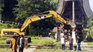 OPINI: Eksekusi Tongkonan; Ketika Kepastian Hukum Mengabaikan Kearifan Lokal