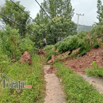 5 Titik Longsor Tutup Jalan Penghubung Lembang Paliorong – Kadundung, Masanda