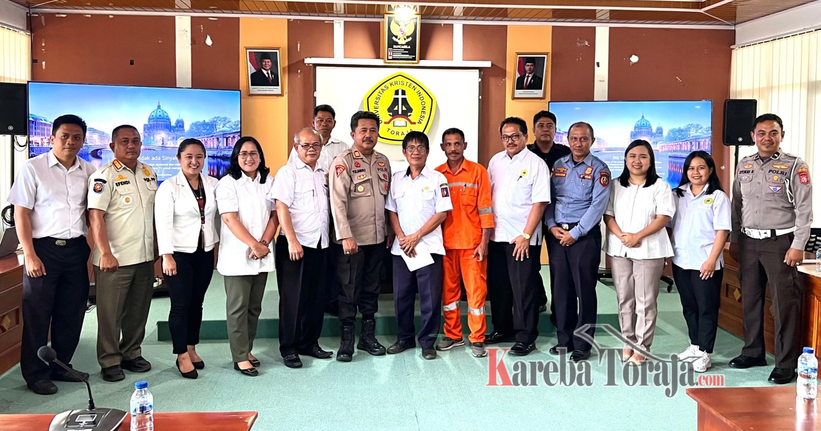 Kembali Gelar Wisuda di Makale, Keluarga Wisudawan UKI Toraja Diminta Kurangi Penggunaan Kemasan Plastik