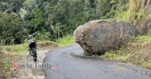 Warga Minta Pemda Evakuasi Batu Besar Tutup Badan Jalan Penghubung Makale – Buakayu
