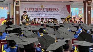 Rektor UKI Toraja, Prof. Dr. Oktavianus Pasoloran, SE., M,Si., Ak., CA memberikan laporan pada Rapat Senat Terbuka Universitas Kristen Indonesia Toraja dalam rangka Wisuda Sarjana Stratan1 (S1) dan Magister (S2) Semester Genap Tahun Akademik 2024/2025 yang digelar di Aula Kampus 1 UKI Toraja Makale, Tana Toraja, Senin, 27 Oktober 2025. (AP/Kareba Toraja).
