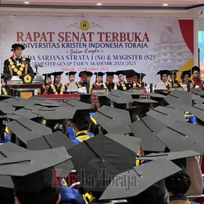 Rektor UKI Toraja, Prof. Dr. Oktavianus Pasoloran, SE., M,Si., Ak., CA memberikan laporan pada Rapat Senat Terbuka Universitas Kristen Indonesia Toraja dalam rangka Wisuda Sarjana Stratan1 (S1) dan Magister (S2) Semester Genap Tahun Akademik 2024/2025 yang digelar di Aula Kampus 1 UKI Toraja Makale, Tana Toraja, Senin, 27 Oktober 2025. (AP/Kareba Toraja).