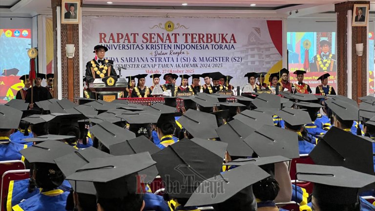 Rektor UKI Toraja, Prof. Dr. Oktavianus Pasoloran, SE., M,Si., Ak., CA memberikan laporan pada Rapat Senat Terbuka Universitas Kristen Indonesia Toraja dalam rangka Wisuda Sarjana Stratan1 (S1) dan Magister (S2) Semester Genap Tahun Akademik 2024/2025 yang digelar di Aula Kampus 1 UKI Toraja Makale, Tana Toraja, Senin, 27 Oktober 2025. (AP/Kareba Toraja).