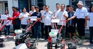 Serahkan 12 Alsintan ke Kelompok Tani, Zadrak Ingatkan Jangan Disalahgunakan Apalagi Dijual