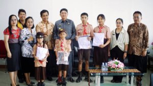 Penuhi Janji Kampanye, Dedy-Andre Salurkan Baju Seragam Gratis Bagi Siswa Siswi SD dan SMP