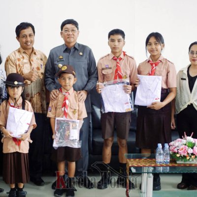 Penuhi Janji Kampanye, Dedy-Andre Salurkan Baju Seragam Gratis Bagi Siswa Siswi SD dan SMP