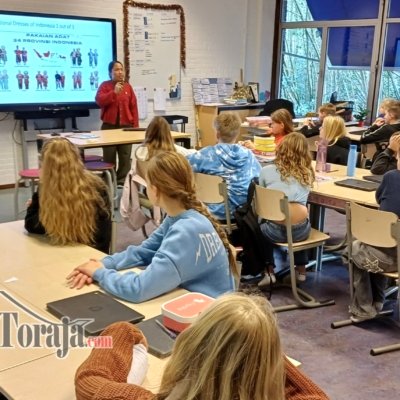 Dari Ruang Kelas Sekolah Dasar di Belanda, Dosen UKI Toraja Perkenalkan Negeri Diatas Awan dan Deppa Tori’