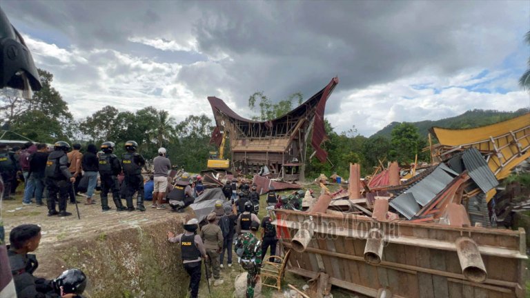 Eksekusi Tongkonan Ka’pun; 11 Bangunan Rata dengan Tanah, Sejumlah Warga Terluka
