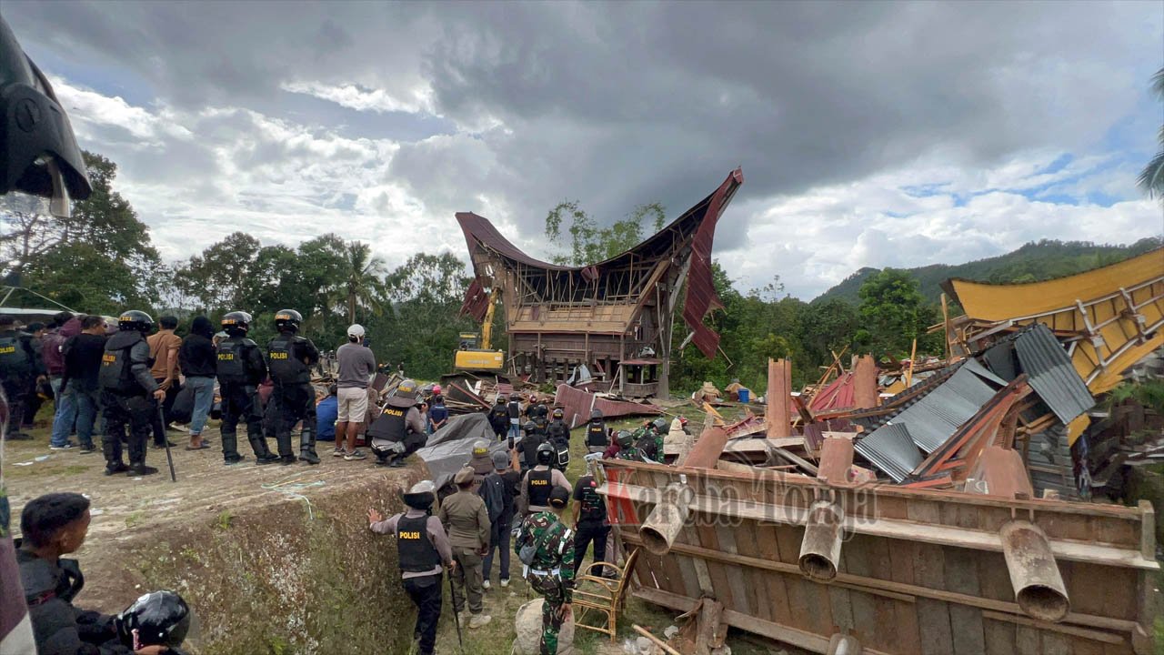 Eksekusi Tongkonan Ka’pun; 11 Bangunan Rata dengan Tanah, Sejumlah Warga Terluka