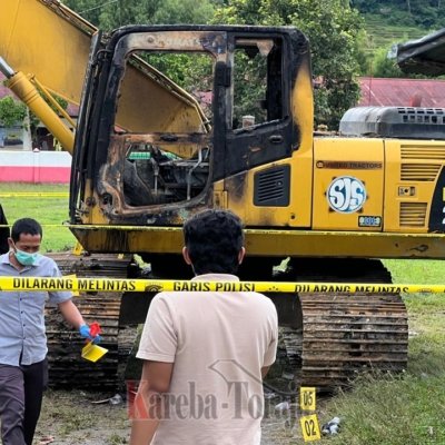 Polisi Olah TKP Kebakaran Excavator di Dekat Tongkonan Ka’pun, Kurra