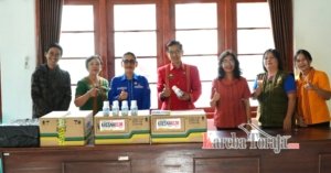 Legislator Provinsi Yuniana Mulyana Kembali Serahkan Sarana Pengendali Hama ke Dinas Pertanian Tana Toraja