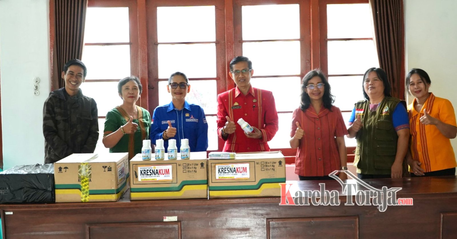 Legislator Provinsi Yuniana Mulyana Kembali Serahkan Sarana Pengendali Hama ke Dinas Pertanian Tana Toraja