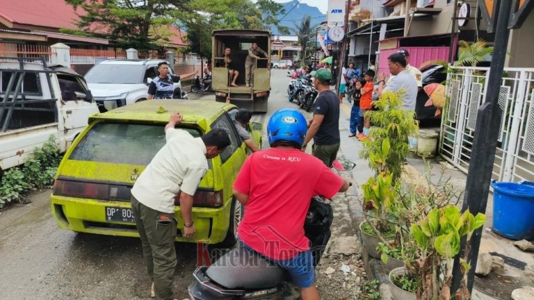 Satpol PP Bakal Derek Paksa 24 Unit Bangkai Mobil di Toraja Utara