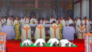 Uskup Agung Makassar Tahbiskan Tiga Imam Baru dan Satu Diakon