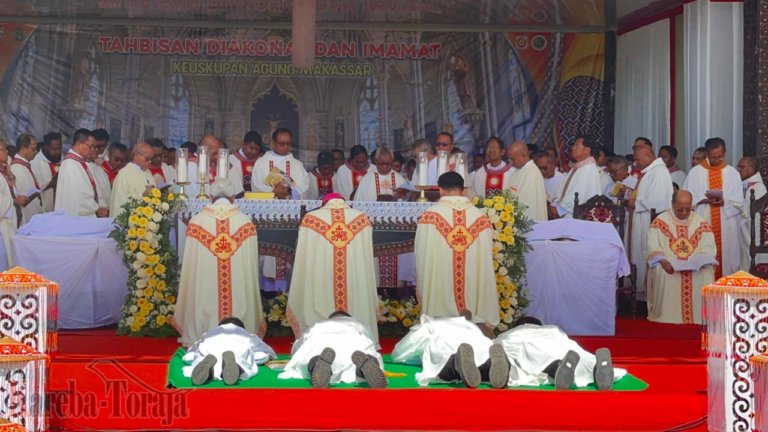 Uskup Agung Makassar Tahbiskan Tiga Imam Baru dan Satu Diakon