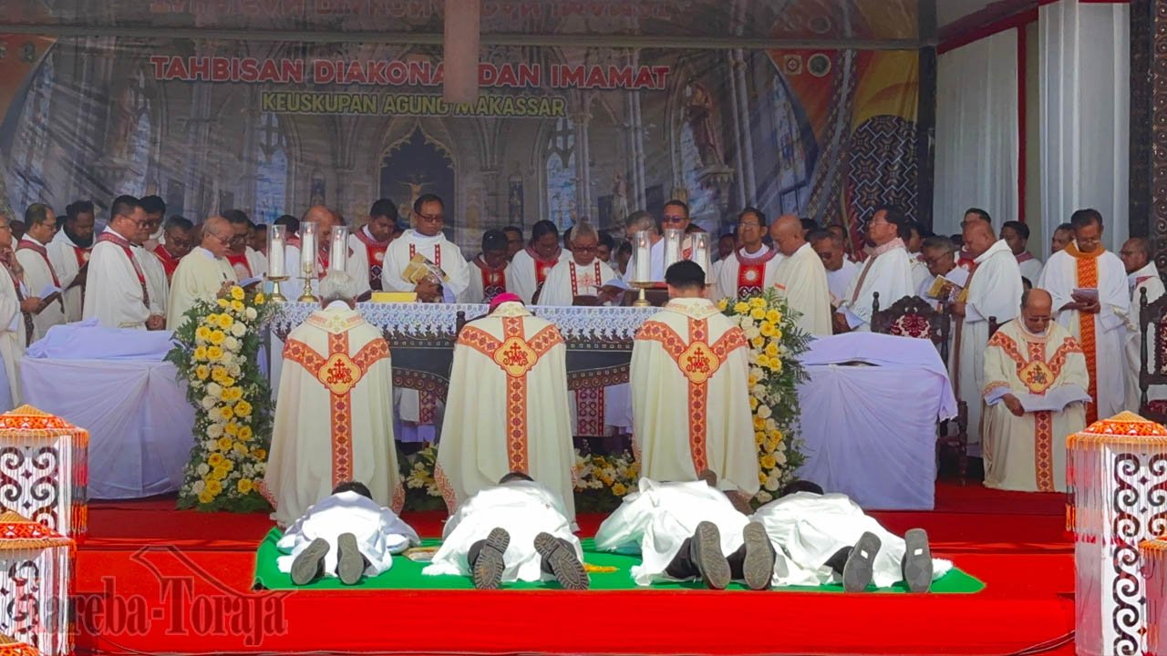 Uskup Agung Makassar Tahbiskan Tiga Imam Baru dan Satu Diakon