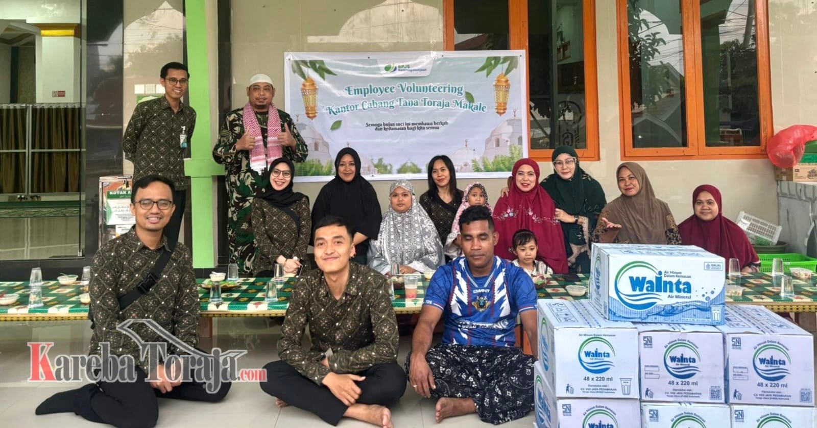Eratkan Silaturahmi, BPJS Ketenagakerjaan Tana Toraja Berbagi Takjil di Masjid Ar Rahman Arrasif